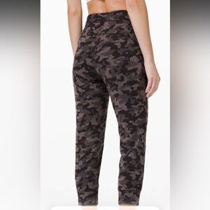 LULULEMON Ready to Rulu Jogger Crops Size 6